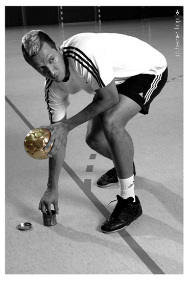 <h2>Pascal Hens,Olympia-Goldserie</h2><div id='trenner'></div>Handball-Nationalspieler,2008
<div id='trenner'></div> <div id='tags'>Schlagworte: <a href='/kategorie/handball' rel='tag' title=''>Handball</a> | <a href='/kategorie/olympiaserie' rel='tag' title='' class='active'>Olympiaserie</a> | <a href='/kategorie/pascal_hens' rel='tag' title=''>Pascal Hens</a> | <a href='/galerie/olympia' rel='tag' title='"Goldserie"zu Olympia 2008'>Olympiaserie 2008</a></div>